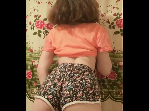 ❤️ Una ghjovana sexy si spoglia i pantaloncini davanti à a camera ❌ Sessu di qualità à co.pornobot.ru ❌❤